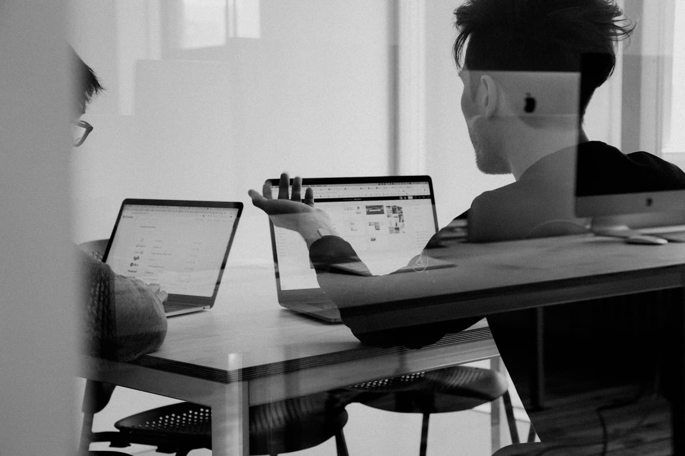 Executive operations view connecting warehouse, finance and people signals into one prioritized dashboard, editorial context image